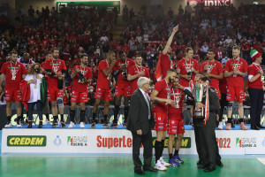 Il direttore marketing di Credem Banca Maurizio Giglioli, il vicepresidente FIPAV Adriano Bilato e il Presidente della Lega Pallavolo Serie A Massimo Righi consegnano ufficialmente la Coppa ai Campion