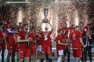 Osmany Juantorena, capitano della Cucine Lube Civitanova, alza al cielo la Coppa