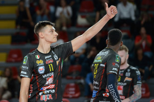 NIkolov pollice in alto