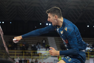 Grozdanov attacca