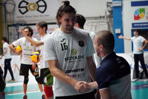 Puliti stringe la mano all'arbitro