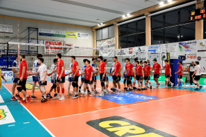 Le due squadre al saluto iniziale.