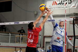 Andrea Nasari in azione, a muro il contrasto dell'avversario.