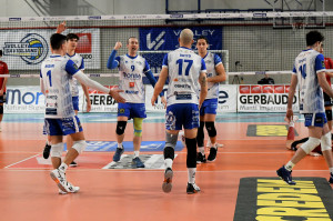 Il Monge-Gerbaudo Savigliano festeggia il punto appena conquistato. 
