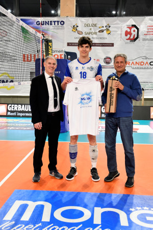 Daniele Mellano premiato MVP del match dal sindaco della citt&agrave; di Savigliano Antonello Portera. 
