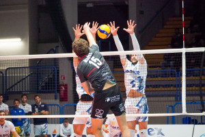 Marks contro il muro a due