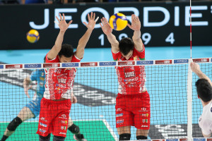 Chinenyeze e Nikolov a muro