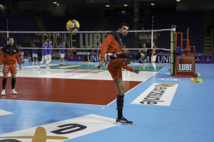 Barthelemy Chinenyeze nel riscaldamento