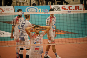 Giocatori del Bologna sotto rete