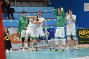 A bordo campo si incita la squadra