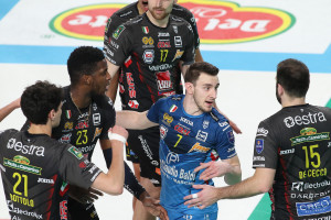 Balaso abbracciato dai compagni