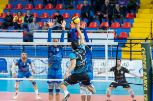 Lucarelli attacca