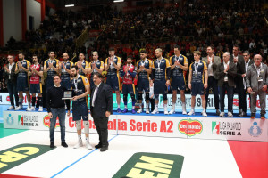 A consegnare le medaglie alla squadra seconda classificata, la BCC Castellana Grotte, sono stati Rosario Var&igrave;, assessore regionale Sviluppo Economico, e Davide Anzalone, consigliere FIPAV.