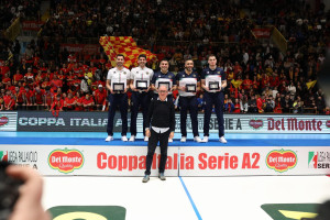 Carmelo Sestito presidente del Comitato Regionale FIPAV Calabria omaggia gli ufficiali di gara Michele Brunelli (primo arbitro), Angelo Santoro (secondo arbitro) Marco Colucci (terzo arbitro), Fabio P