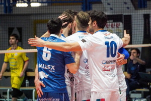 Graziani ingloba i compagni in un abbraccio