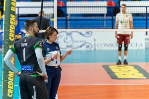 L'arbitro controlla le formazioni