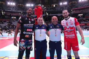 I direttori di gara Cesare e Florian insieme ai capitani Leon e Brizard