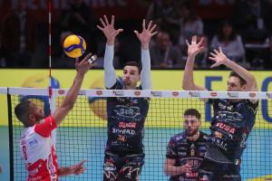 Lucarelli in attacco contro il muro di Perugia