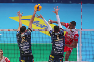 Mani-out di Lucarelli