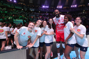 Simon con le ragazze dello staff