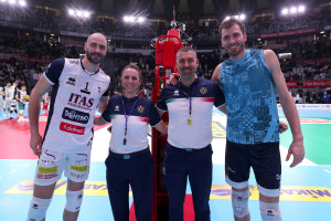 I direttori di gara Goitre e Piana con i capitani Kaziyski e PIano