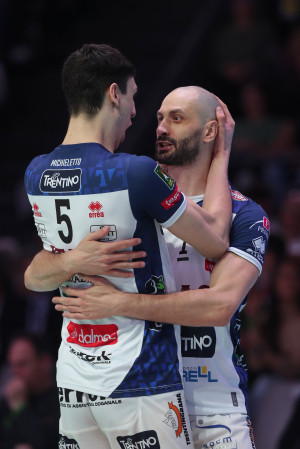 L'abbraccio di Michieletto e Kaziyski a fine partita