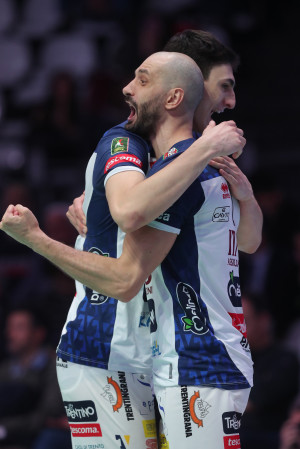 L'abbraccio di Michieletto e Kaziyski a fine partita