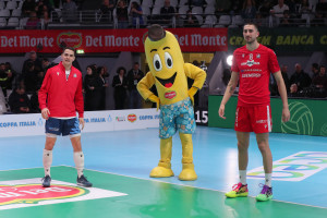 La mascotte Del Monte al riscaldamento di Piacenza