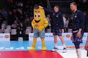 La mascotte Del Monte al riscaldamento di Trento