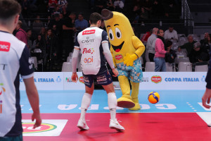 La mascotte Del Monte al riscaldamento di Trento