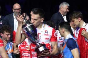 Roman&ograve; bacia la Coppa