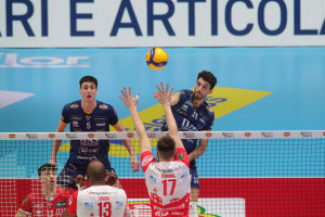Roman&ograve; a muro vs Lavia in attacco