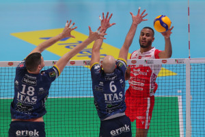 Lucarelli in pallonetto