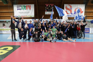 La squadra ed i tifosi festeggiano