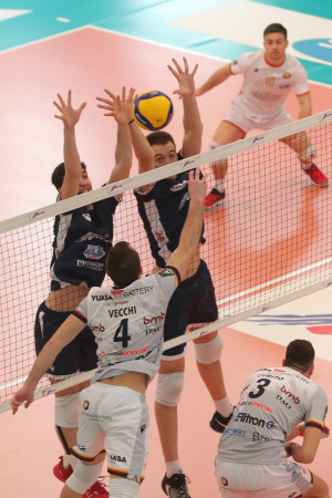 Vecchi sul muro di Ravenna