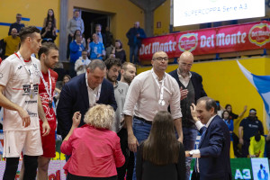 La consegna delle medaglie a Maurizio Castellano, allenatore Fano e Simone Roscini secondo allenatore Fano