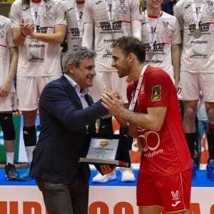 La consegna del premio secondo classificato al capitan Raffa