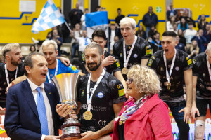 La consegna della Coppa a capitan Calonico