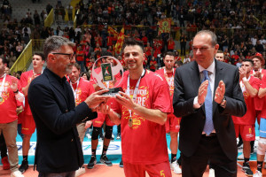 Santi Orduna premiato Credem Banca MVP delle Finali di A2 da Massimo Righi (Presidente della Lega Pallavolo Serie A) e da Antonio Valente (Responsabile Credem Banca Direzione territoriale Calabria) 