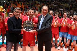 Massimo Righi (Presidente della Lega Pallavolo Serie A) e Antonio Valente (Responsabile Credem Banca Direzione territoriale Calabria) consegnano a Santi Orduna la targa celebrativa per la promozione i