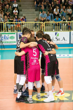 Abbraccio di squadra Gamma Chimica