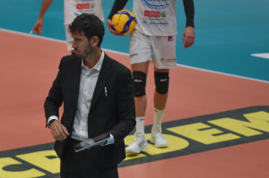 Marco Marzola primo allenatore della Geetit Bologna guarda la gara da bordo campo