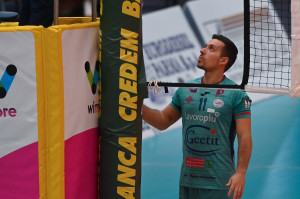 Il libero bolognese Brunetti chiede chiarimenti all'arbitro