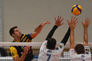 Matteo Beltrami schiaccia e buca il muro di Bologna