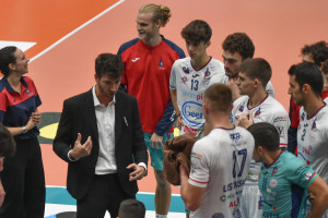 Marco Marzola coach del Bologna durante un time out