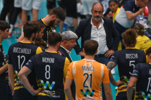 Time out dei ragazzi della Wimore con Coach Alberto Raho