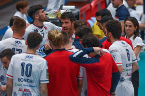 Il time out felsineo con coach Marco Marzola che sprona la squadra
