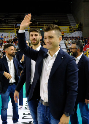 Petrella saluta