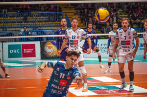 Il pallone sfila fuori e Orto osserva