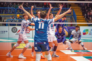 Orto e compagni a braccia alzate